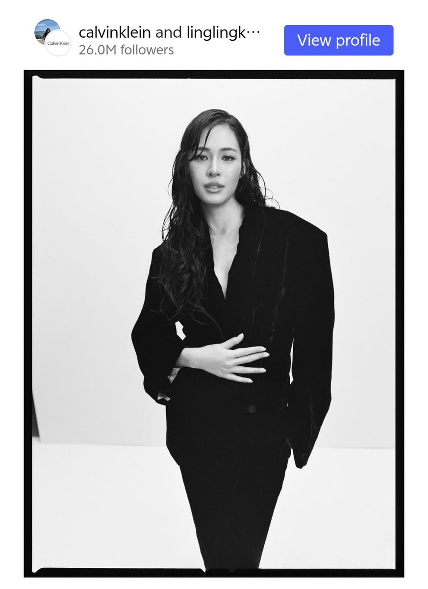 TrendLingTH's tweet photo. Lingling Kwong (@linglingsirilak)กับบทบาทสำคัญในการขับเคลื่อนกระแส @CalvinKlein บนเวที New York Fashion Week 2026 (#NYFW) 

เมื่อการปรากฏตัวของศิลปินเชื่อมต่อแบรนด์ระดับโลกกับบทสนทนาบนโซเชียลมีเดีย

รายงานจาก Cision เรื่อง “What 59,000 Media and Social Mentions Tell Us About Fashion Month So Far” วิเคราะห์การกล่าวถึง New York Fashion Week 2026 ทั้งจากสื่อดั้งเดิมและโซเชียลมีเดีย โดยใช้ข้อมูลในช่วงวันที่ 3–15 กันยายน 2026

หนึ่งในข้อมูลสำคัญคือ New York Fashion Week มีการกล่าวถึงบนโซเชียลมีเดียมากกว่า 51,000 ครั้ง ขณะที่ประมาณ 18,000 ครั้ง เป็นการกล่าวถึงกลุ่มแบรนด์อเมริกัน 5 แบรนด์ที่ Cision นำมาวิเคราะห์

ภายในกลุ่มดังกล่าว #CalvinKlein มี Social Share of Voice มากกว่า 60% สะท้อนให้เห็นถึงระดับการมองเห็นของแบรนด์ในบทสนทนาบนโซเชียลมีเดียในช่วงเวลาที่ทำการเก็บข้อมูล

#LinglingKwong กับกระแสของ Calvin Klein

Cision ระบุว่า ความร่วมมือระหว่าง Calvin Klein และ Lingling Kwong เป็นปัจจัยสำคัญที่อยู่เบื้องหลังความโดดเด่นของ Calvin Klein บนโซเชียลมีเดีย

รายงานกล่าวถึง Lingling Kwong ในฐานะตัวแทนของแคมเปญ Calvin Klein Denim ในเอเชีย (APAC Face Of Calvin Klein)ละระบุว่าการปรากฏตัวของเธอในงาน New York Fashion Week ได้รับความสนใจบนโซเชียลมีเดีย และช่วยดึงความสนใจมายังแบรนด์

ข้อมูลนี้สะท้อนให้เห็นถึงบทบาทของการร่วมงานระหว่างแบรนด์ระดับโลกกับศิลปินที่มีฐานผู้ติดตามในเอเชีย โดยเฉพาะในช่วงเวลาที่แบรนด์ปรากฏตัวบนเวทีแฟชั่นระดับนานาชาติ

จาก New York Fashion Week สู่ตลาดเอเชีย

การปรากฏตัวของ Lingling Kwong ใน New York Fashion Week 2026 จึงไม่ได้มีความหมายเฉพาะในแง่ของการเข้าร่วมงานแฟชั่นเท่านั้น แต่ยังเกิดขึ้นควบคู่กับบทสนทนาเกี่ยวกับ Calvin Klein บนโซเชียลมีเดีย

สำหรับ Calvin Klein การมีตัวแทนที่สามารถเชื่อมโยงแบรนด์กับผู้ชมในเอเชีย ช่วยสร้างอีกหนึ่งช่องทางในการสื่อสารภาพลักษณ์ของแบรนด์สู่ผู้บริโภคในตลาดต่างประเทศ

ในมุมของ Media Monitoring ข้อมูลดังกล่าวยังแสดงให้เห็นว่า การประเมินการรับรู้ของแบรนด์ในยุคดิจิทัลจำเป็นต้องพิจารณาทั้งการรายงานข่าวจากสื่อและการสนทนาบนโซเชียลมีเดีย เนื่องจากแต่ละช่องทางสามารถสะท้อนความสนใจของผู้ชมในมิติที่แตกต่างกัน

#LinglingkwongxCalvinklein

New York Fashion Week 2026 จึงเป็นอีกหนึ่งช่วงเวลาที่เห็นความเชื่อมโยงระหว่าง Lingling Kwong และ Calvin Klein ผ่านทั้งแฟชั่นและ Social Media Conversation

ข้อมูลจาก CisionOne ระบุว่า Calvin Klein มี Social Share of Voice มากกว่า 60% ในกลุ่มแบรนด์ที่นำมาวิเคราะห์ พร้อมระบุถึงความร่วมมือกับ Lingling Kwong ว่าเป็นปัจจัยสำคัญที่ช่วยขับเคลื่อนความสนใจบนโซเชียลมีเดีย

ทั้งนี้ ตัวเลข 60% เป็น Share of Voice ของ Calvin Klein ในการวิเคราะห์ของ Cision ไม่ใช่สัดส่วนที่สามารถระบุว่าเกิดจาก Lingling Kwong เพียงคนเดียว แต่ข้อมูลดังกล่าวช่วยสะท้อนบริบทของบทบาทและการมองเห็นของ Lingling ในการสื่อสารของ Calvin Klein ช่วง New York Fashion Week 2026

ที่มา: Cision — What 59,000 Media and Social Mentions Tell Us About Fashion Month So Far
ช่วงเวลาข้อมูล: 3–15 กันยายน 2026

Methodology: CisionOne measurements cover New York Fashion Week mentions from online, print, magazine, TV, radio, and podcast media, and New York Fashion Week social media mentions from X, Facebook, YouTube, and Reddit. Data is from September 3–September 15, 2026. 

Written by : Simon Reynolds
Senior Content Marketing Manager
CR. www.cision. com
https://t.co/7Y1NAf4Lmu