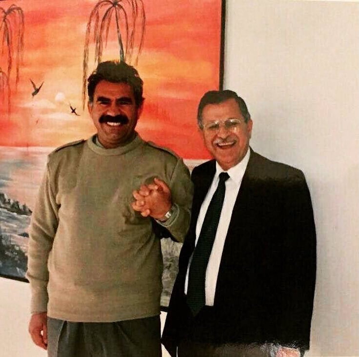 gipsy_______'s tweet photo. #KCK: "Vefatının 9. yıl dönümünde Başkan Mam Celal'in anısı önünde saygıyla eğiliyor; Kürdistan özgürlük mücadelesinde ulusal mirasa, onun barışçıl ve özgürlükçü amaçlarına sahip çıkacağımızın sözünü ve ahdini yeniliyoruz." https://t.co/ZJRLGCMjMg