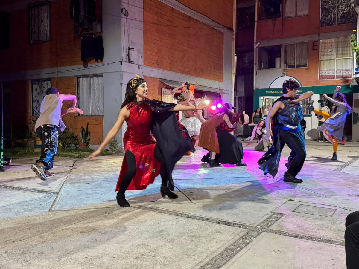 DGINDDECULT's tweet photo. 🌙✨ ¡La cultura llega a las vecindades!
Disfruta Danza en vecindades: Sueño de una noche de verano, como parte de #TerritoriosDePaz.
🎭 Arte, convivencia y Cultura de Paz en comunidad. 🏘️
#Cultura #DerechosCulturales https://t.co/aPvek4Svho