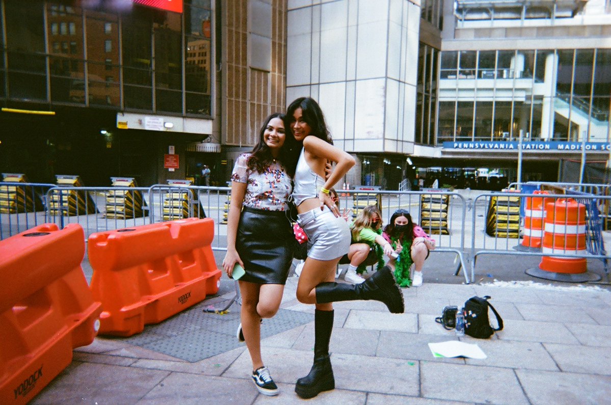 emcelestial_'s tweet photo. today is 5 years since me &amp; my bff’s first harry concert!!!!! I moved to nyc 5 years ago and this was my first concert ever while living here, and it’s been a crazy 5 year since :’) I’d love to be photographer tonight to celebrate our harryversary 🪩🕺📸📸📸 @HSHQ @Harry_Styles https://t.co/DxiQx6Im4x