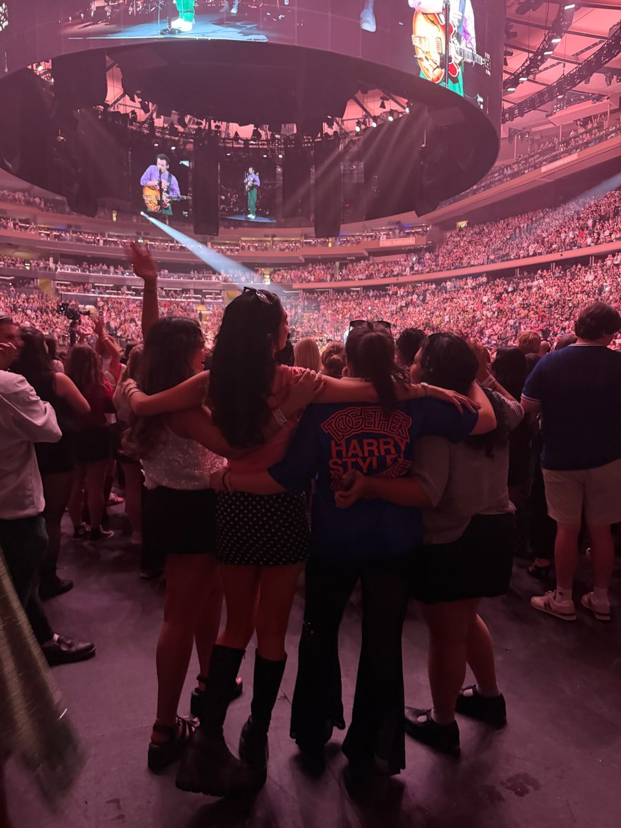 emcelestial_'s tweet photo. today is 5 years since me &amp; my bff’s first harry concert!!!!! I moved to nyc 5 years ago and this was my first concert ever while living here, and it’s been a crazy 5 year since :’) I’d love to be photographer tonight to celebrate our harryversary 🪩🕺📸📸📸 @HSHQ @Harry_Styles https://t.co/DxiQx6Im4x
