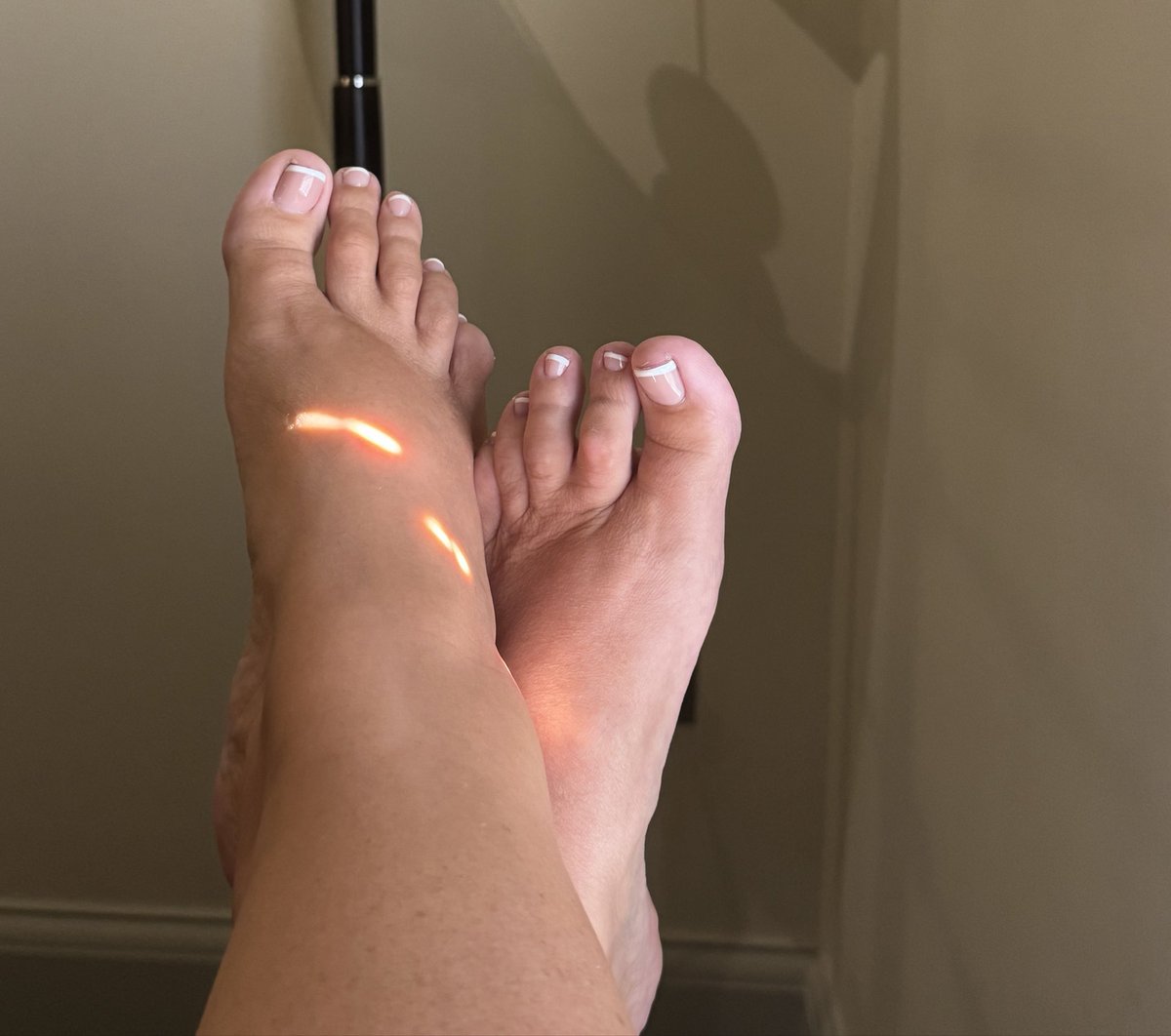 Queen_Dee_X's tweet photo. “Apparently some of you have a thing for feet… 👀
Should I be concerned about how many of you are going to zoom in? 😂😈” https://t.co/UkIFyj7ylr
