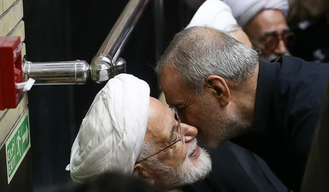 Helma_N_'s tweet photo. با بدگُهر میامیز تا بدگُهر نگردی
حکم شراب دارد آبی که شراب است ... https://t.co/cI71nq0cmL
