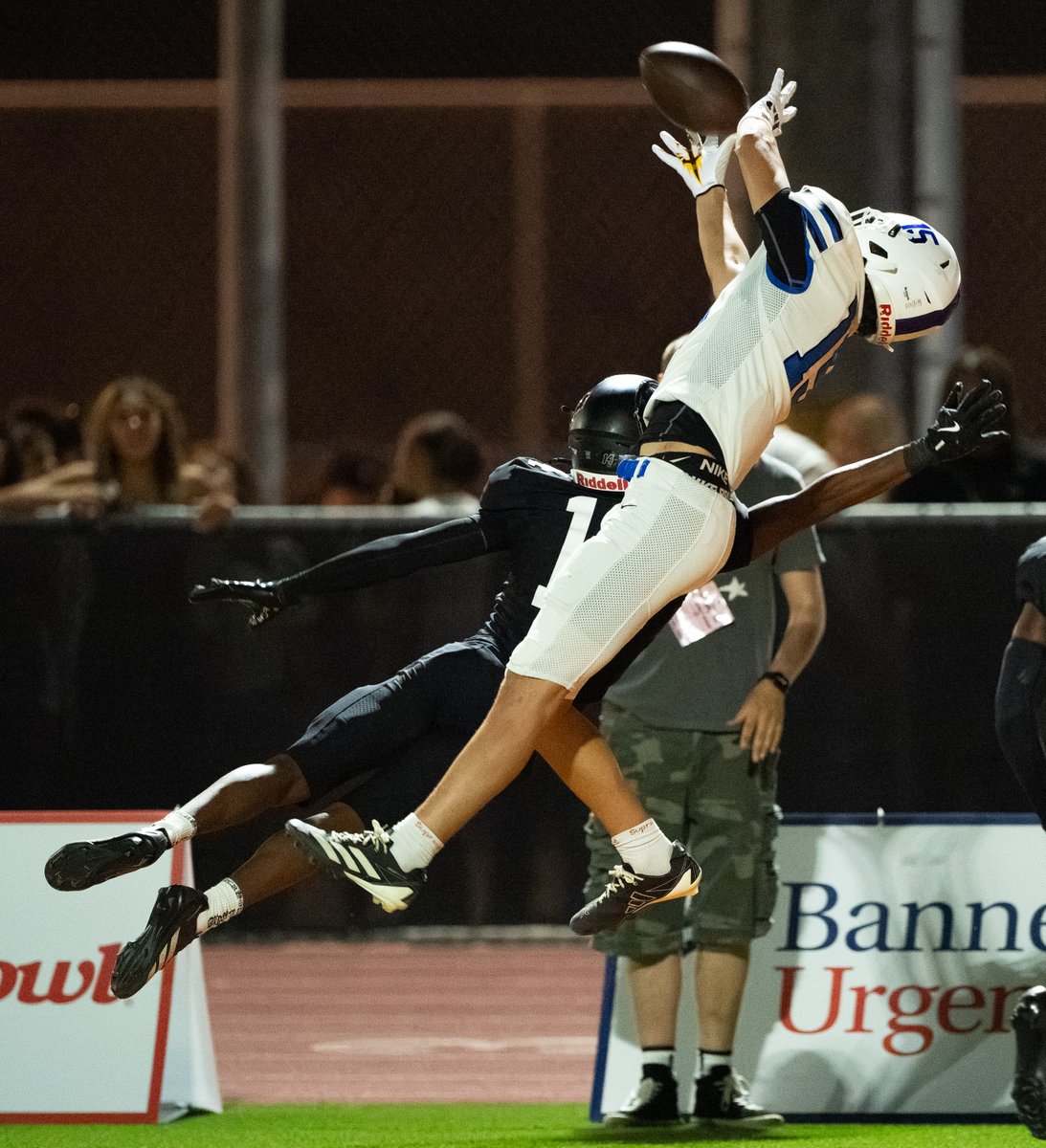 yesanothertweet's tweet photo. A few more frames from last night's game between
@CVjagsfootball
visiting
@DEdgeFootball
. This was full-blown defense slugfest where each team could have scored 2-3 more times each. #azpreps #azprepfootball #highschoolfootball
@JUSTCHILLY
@gridironarizona https://t.co/QDXP1B5oYI