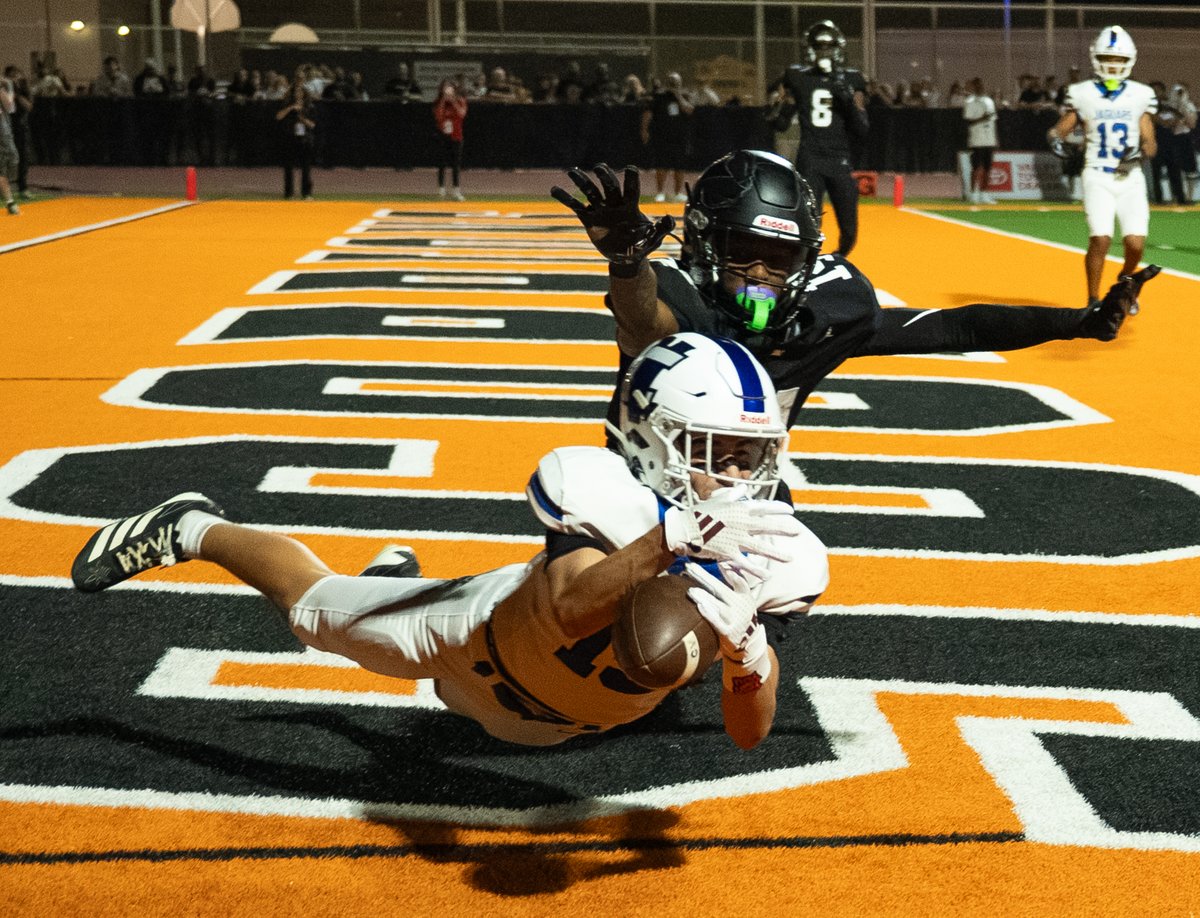 yesanothertweet's tweet photo. A few frames from last night's game between @CVjagsfootball visiting @DEdgeFootball. This was full-blown defense slugfest where each team could have scored 2-3 more times each. #azpreps #azprepfootball #highschoolfootball
@JUSTCHILLY @gridironarizona https://t.co/QxTl3BHn6u