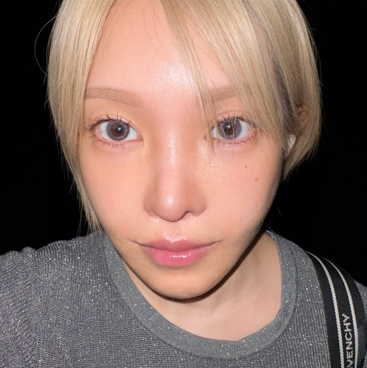 外国の少年風の色素薄いまつ毛にしたくて今回まつエクに金髪混ぜた。
そしたら写真で撮ったときに目元明るくなるからカラコンの発色もいいのよね。 https://t.co/sPaQZ67tAK