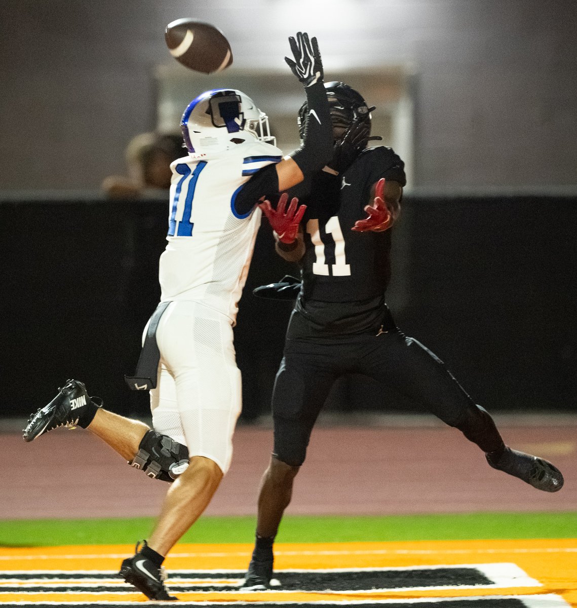 yesanothertweet's tweet photo. A few frames from last night's game between @CVjagsfootball visiting @DEdgeFootball. This was full-blown defense slugfest where each team could have scored 2-3 more times each. #azpreps #azprepfootball #highschoolfootball
@JUSTCHILLY @gridironarizona https://t.co/QxTl3BHn6u