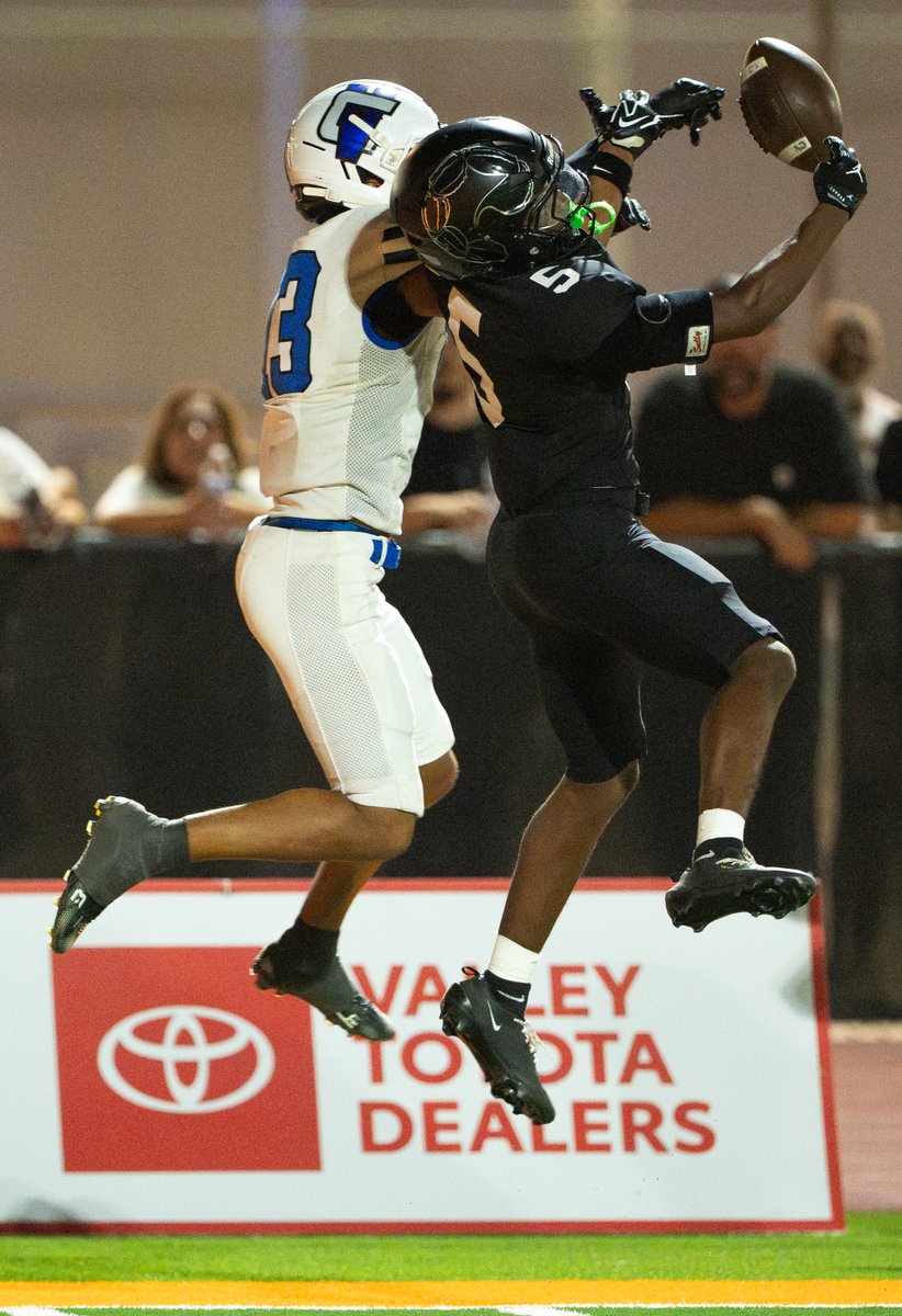 yesanothertweet's tweet photo. A few frames from last night's game between @CVjagsfootball visiting @DEdgeFootball. This was full-blown defense slugfest where each team could have scored 2-3 more times each. #azpreps #azprepfootball #highschoolfootball
@JUSTCHILLY @gridironarizona https://t.co/QxTl3BHn6u