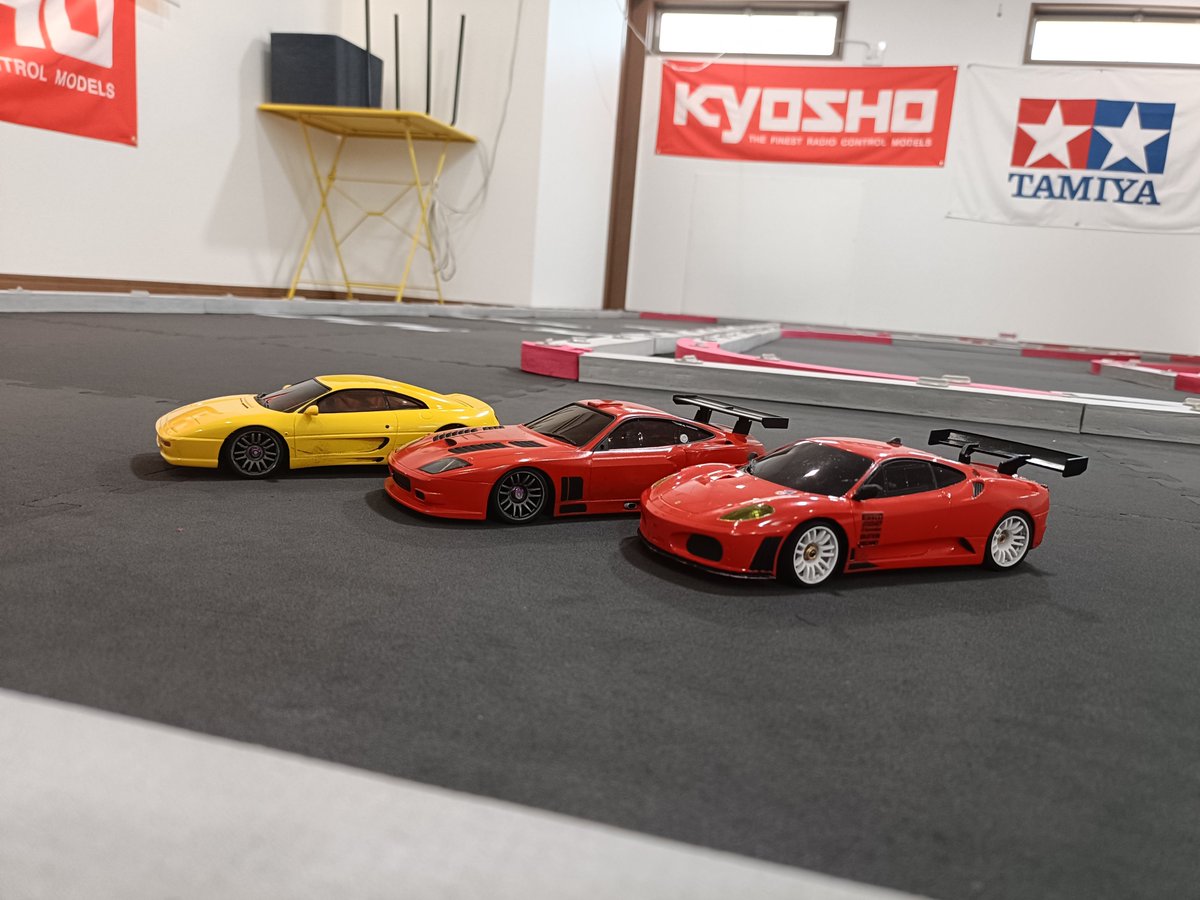 mito_zf2's tweet photo. 今日はウレタンに変わったばかりのオオドメベースさんで走らせてました〜

575GTCを下ろしましたが普通に走ってしまい終了〜
F355はともさんがジャイロの設定の間違いを教えてくれて修正後はマジでよく走るようになり、助かりました〜🙏
そして今日走らせていたフェラーリで並べて撮っておきました〜 https://t.co/X1NBCaDzIx