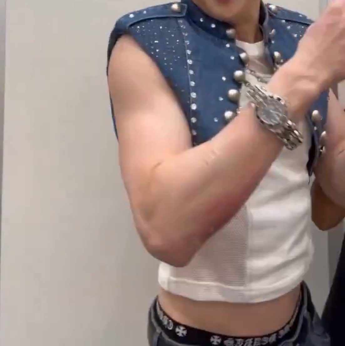 juridicobangchn's tweet photo. i wanna grab him by the waist so effing bad 😵‍💫😵‍💫 https://t.co/h9fn5mcezi