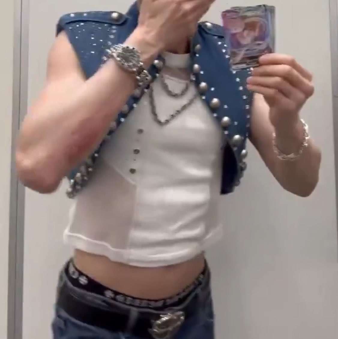 juridicobangchn's tweet photo. i wanna grab him by the waist so effing bad 😵‍💫😵‍💫 https://t.co/h9fn5mcezi