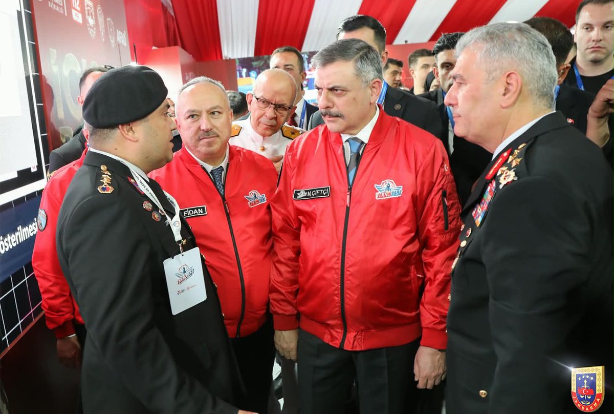 jandarma's tweet photo. İçişleri Bakanımız Sayın Mustafa ÇİFTÇİ, Jandarma Genel Komutanımız Orgeneral Sayın Ali ÇARDAKCI ile birlikte, TEKNOFEST GÜNEYDOĞU kapsamında Jandarma Genel Komutanlığı stantlarımızı ziyaret ederek incelemelerde bulundu.

Gençlerimiz ve vatandaşlarımızla bir araya gelen Sayın Komutanımız, Jandarmamızın teknoloji ve inovasyon alanındaki çalışmalarını yakından inceleyerek stantlarımızda görevli personelimizden yapılan çalışmalar hakkında bilgi aldı.

📍 Şanlıurfa
🗓️ 3 Ekim 2026