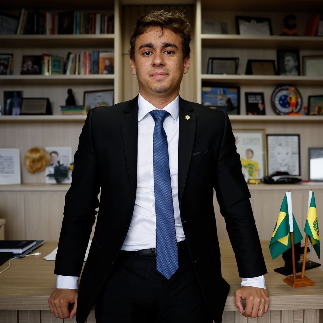 republiqueBRA's tweet photo. 🗳️ 🇧🇷 Nikolas Ferreira compartilha colinha de candidatos em Santa Catarina com Ana Campagnolo para deputada estadual, mas deixa Carlos Bolsonaro de fora da disputa pelo Senado. https://t.co/I0ItaFfVpG