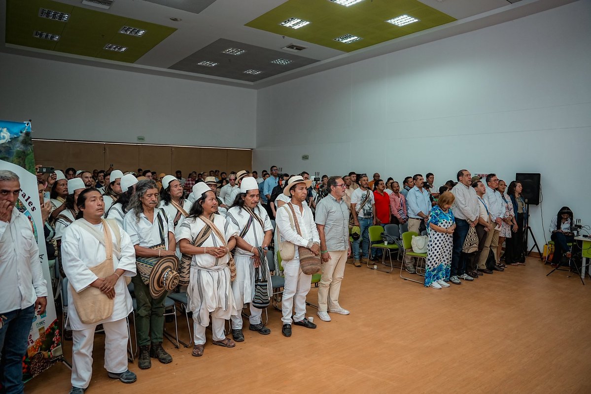 AlexandraPined_'s tweet photo. La protección de la Sierra Nevada se construye escuchando a sus pueblos.
Participé en la Audiencia Pública de Socialización del Proyecto de Ley para la Protección de la Sierra Nevada de Santa Marta, un espacio fundamental para escuchar a las autoridades tradicionales, las comunidades, las organizaciones sociales, las entidades públicas y la academia. Agradezco a la senadora Patricia Caicedo por la invitación a hacer parte de este diálogo.
Desde el territorio, reafirmo mi compromiso con la defensa de la Sierra Nevada: sus fuentes hídricas, sus ecosistemas, sus espacios sagrados, su cultura y sus saberes ancestrales. Las voces de sus pueblos deben estar en el centro de toda decisión que busque proteger este territorio.
Así el texto abre con el evento, el agradecimiento queda como un gesto cordial y el cierre conserva la fuerza del compromiso.

@patcaicedo