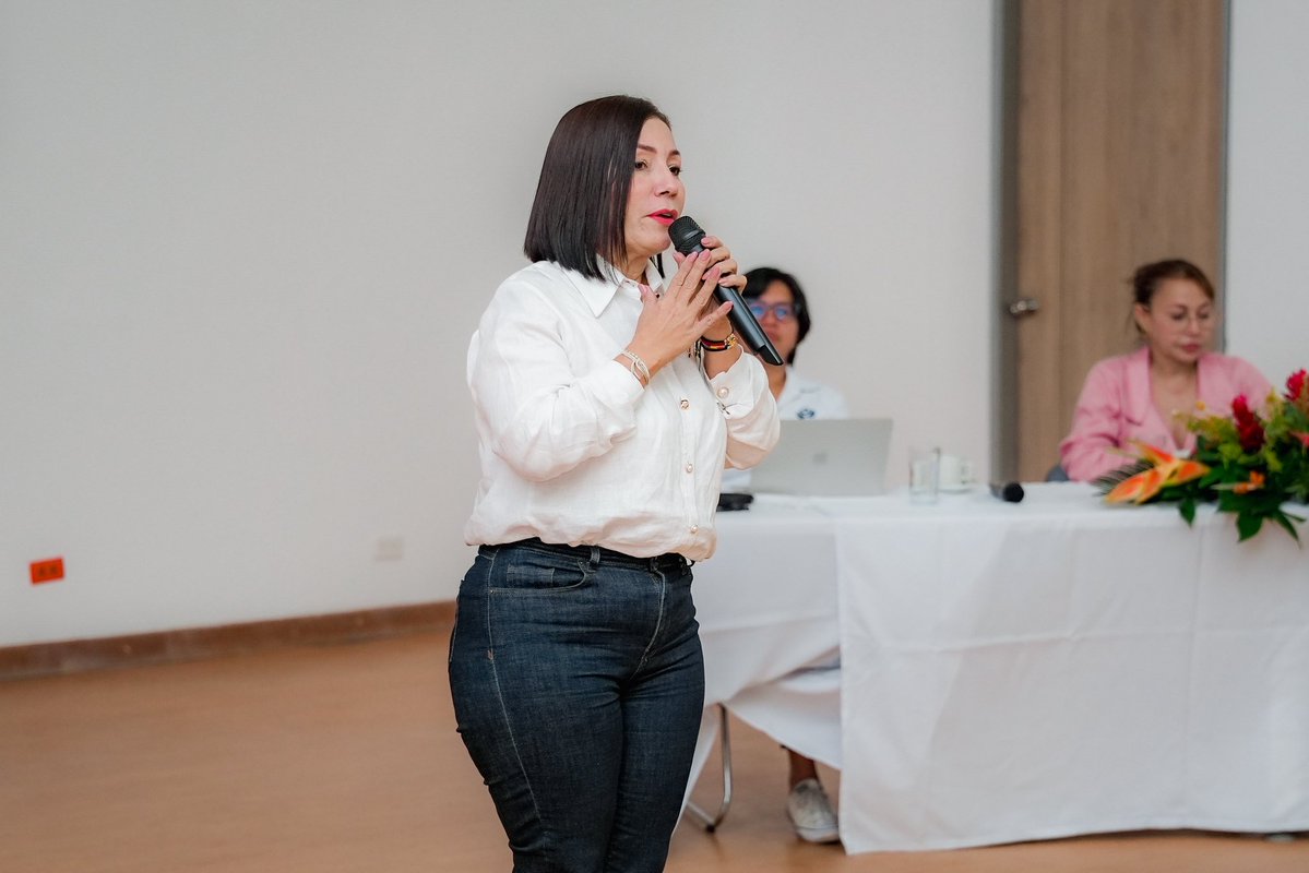 AlexandraPined_'s tweet photo. La protección de la Sierra Nevada se construye escuchando a sus pueblos.
Participé en la Audiencia Pública de Socialización del Proyecto de Ley para la Protección de la Sierra Nevada de Santa Marta, un espacio fundamental para escuchar a las autoridades tradicionales, las comunidades, las organizaciones sociales, las entidades públicas y la academia. Agradezco a la senadora Patricia Caicedo por la invitación a hacer parte de este diálogo.
Desde el territorio, reafirmo mi compromiso con la defensa de la Sierra Nevada: sus fuentes hídricas, sus ecosistemas, sus espacios sagrados, su cultura y sus saberes ancestrales. Las voces de sus pueblos deben estar en el centro de toda decisión que busque proteger este territorio.
Así el texto abre con el evento, el agradecimiento queda como un gesto cordial y el cierre conserva la fuerza del compromiso.

@patcaicedo