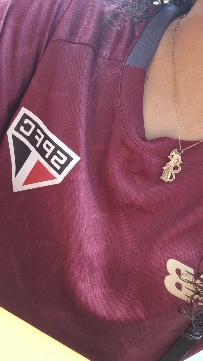 xioofana's tweet photo. Simplesmente indo assistir a final do campeonato brasileiro feminino trajada de são paulina. Apoiando as mulheres e o namorado são paulino https://t.co/UV0yrHTs1b