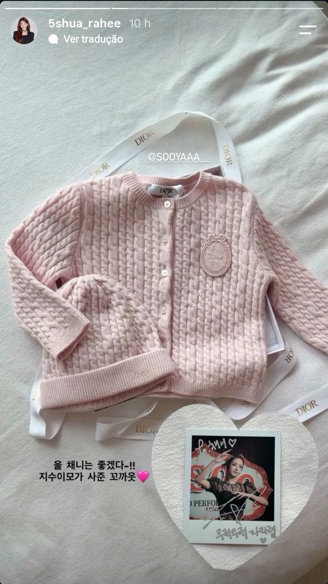 updatekimjisoo's tweet photo. 🎁 | FOFURA! A cabeleireira 5SHUA compartilhou o presente que sua filha recebeu da #JISOO: um lindo conjunto da Dior e uma polaroid de ‘CLICK’ autografada. ✨

“A nossa Chaeni deve estar feliz!! A roupinha que a tia JISOO comprou para ela 🩷” https://t.co/CaIvzIgxBn