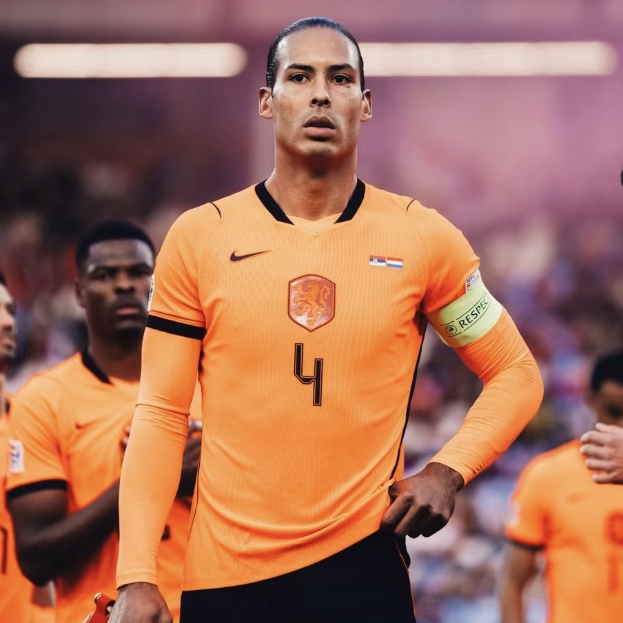 TouchlineX's tweet photo. 🚨🗣️ 𝗡𝗘𝗪: Xavi Hernández on Virgil van Dijk potentially reaching 100 caps with the Dutch national team:

"It is very special. One hundred international appearances is incredible."

"You have to remain fit and perform at a very high level for a long time under different coaches."

"That tells you that Virgil is a TOP PLAYER.”