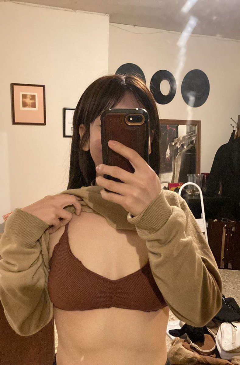 putilinks's tweet photo. ¿Tú qué harías si la hermana de tu esposa te mandara fotos así "para ver tu opinión"?

¿Le dirías la verdad: que se te paró, que la deseas desde el primer día que la viste, que se la dedicas todos los días?

#SabadoDePutería #SabadoDeRelacionesTóxicas #SabadoDeMorboYProvocación https://t.co/oy0p0hi28c