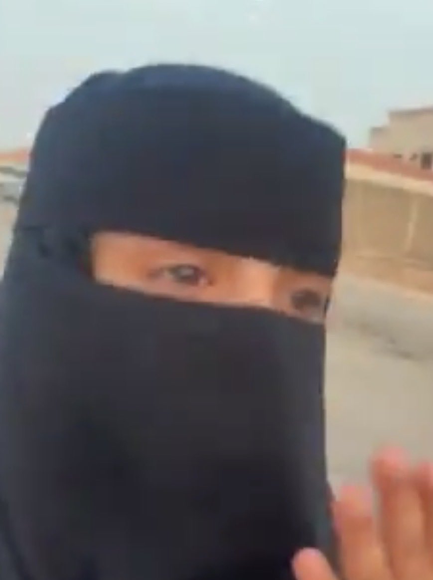 mer4everr's tweet photo. اتحداكم تعرفون مين البنت والولد لو انه مب كاتب ، مدري شلون للحين متقبلين النقاب يعني ممكن يكون في عيال معكم بالحمامات وانتم مب داريين https://t.co/KLOaa7UyTh