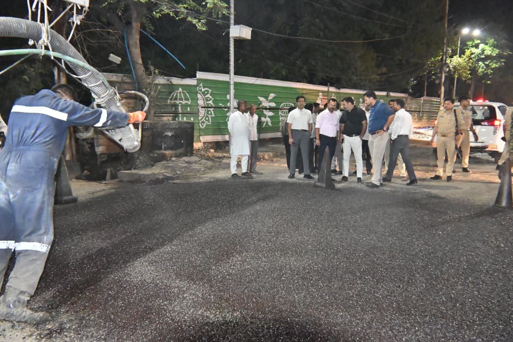DMKanpur's tweet photo. सड़क कायाकल्प व स्वच्छता को लेकर रात में भी ग्राउंड ज़ीरो पर मुस्तैद प्रशासन! नगर आयुक्त एवं सीडीओ के साथ देर रात नगर क्षेत्र में सड़क मरम्मत, CM-GRID कार्यों व स्वच्छता व्यवस्था का संयुक्त स्थलीय निरीक्षण किया। इस दौरान सड़क निर्माण में कड़े तकनीकी मानकों का पालन, CM ग्रिड कार्यों में तेजी लाने, GVP/PCTS केंद्रों के प्रभावी संचालन तथा निर्माण सामग्री वाहनों की निर्बाध आवाजाही हेतु यातायात पुलिस से बेहतर समन्वय स्थापित करने के सख्त निर्देश दिए गए।  @CMOfficeUP
@MSTawarIAS @nagarnigamknp
