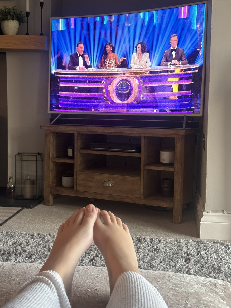 crystalfeet19's tweet photo. My kind of Saturday night 🥰

Really need a pedicure though 😩😩

#soles #feet #footfetish https://t.co/HmXctoAgOM