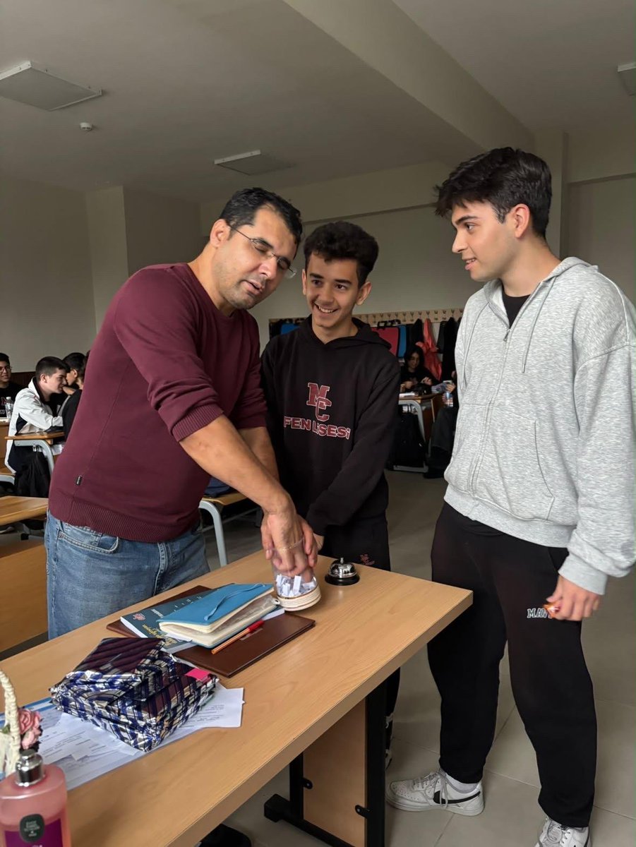mcfenlisesi's tweet photo. Kutlu doğum haftası kapsamında sınıflarda ödüllü kısa bilgi yarışı yapıldı. Tüm öğrencilerimizin katılımı ile gerçekleşen etkinlikte emek veren öğrencilerimize teşekkür ederiz. https://t.co/E2CQa9P6AK