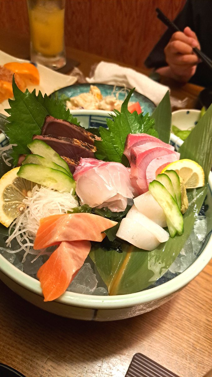 jajakogo's tweet photo. 子供連れで初めて居酒屋に行きました！ここ数年どころか、長く居酒屋に行ってなかったので、出てくる料理に感動…居酒屋飯うまいよー…！たこわさウマッ！子供たちはマイペースに見た目重視で食べてました。見慣れんもんは食べず(笑)でも、多分また行ってもいいかなって思ってるハズ…私は行きたい…！ https://t.co/guku0aWqMS