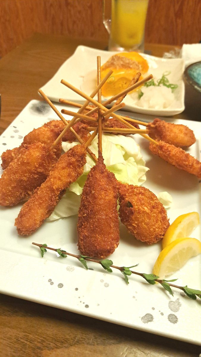 jajakogo's tweet photo. 子供連れで初めて居酒屋に行きました！ここ数年どころか、長く居酒屋に行ってなかったので、出てくる料理に感動…居酒屋飯うまいよー…！たこわさウマッ！子供たちはマイペースに見た目重視で食べてました。見慣れんもんは食べず(笑)でも、多分また行ってもいいかなって思ってるハズ…私は行きたい…！ https://t.co/guku0aWqMS