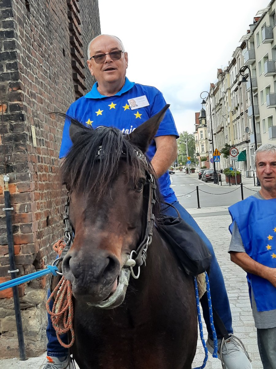amazgula's tweet photo. Kiedyś jeździłem konno bardzo dużo, bo lubiłem tak odpoczywać w terenie. Potem tylko okazyjnie. Teraz wcale. 
Jednak zawsze za swoje. 

Karolu Nawrocki, a Pan za nasze? Za publiczne, Polaków?
Nie stać Cię czy po prostu, jak Beacie Szydło, uważasz, że Ci się należy? 
Nie jesteś właścicielem Polski, a więc wszystkiego i wszystkich. Ty tylko pełnisz w niej funkcję i konie nie są Ci do tego potrzebne. To Twoja fanaberia, może hobby, snobizm lub luksus towarzyski nowobogackich. Więc za swoje.

Myślę jednak, że kolejny raz potwierdzasz, że kompletnie nie rozumiesz swojej roli w państwie. To Twój charakter – kompletny brak honoru!

Adam Mazguła 

#PrawdąWOczy #WPoczuciuOdpowiedzialności #TarczaWolnościSłowa #BronimyKonstytucji #ŻołnierzGorszegoSortu #PrawaCzłowieka #WolnośćSłowa #ŚwieckośćPaństwa #PrawaKobiet