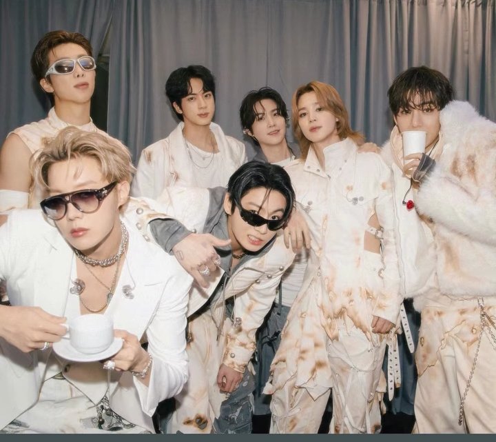 mgfreiteza's tweet photo. Son los mejores! Que espectáculo tan genial!!! BOGOTA y BTS lo máximo!!! Mi voto es para BTS #ARIASBTS https://t.co/FjEmXlEGBD
