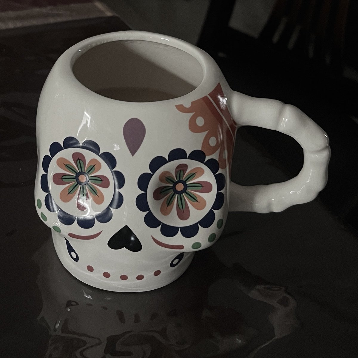 witchthv's tweet photo. amo mi taza de calaverita <33 https://t.co/YgR5js9Lv0
