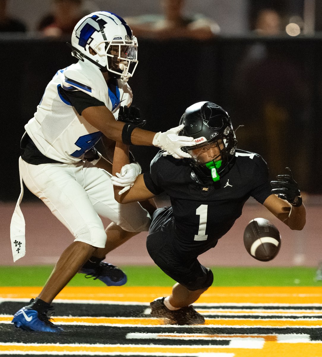 yesanothertweet's tweet photo. A few more frames from last night's game between
@CVjagsfootball
visiting
@DEdgeFootball
. This was full-blown defense slugfest where each team could have scored 2-3 more times each. #azpreps #azprepfootball #highschoolfootball
@JUSTCHILLY
@gridironarizona https://t.co/QDXP1B5oYI