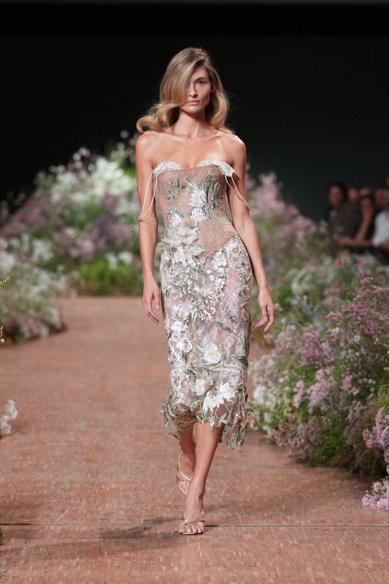 fashion_shw's tweet photo. Elie Saab SS27 https://t.co/Juiw9Kb7cA