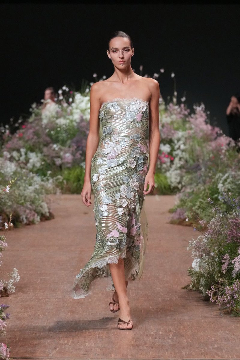 fashion_shw's tweet photo. Elie Saab SS27 https://t.co/Juiw9Kb7cA