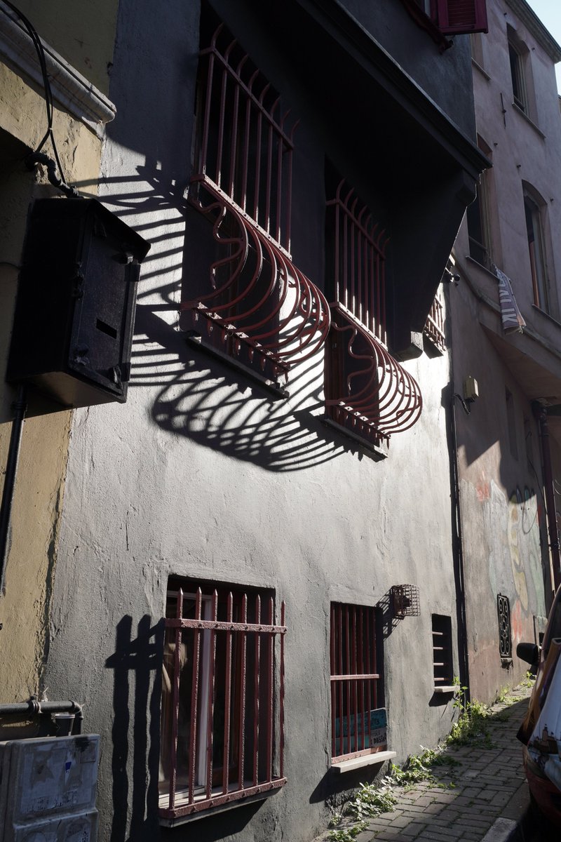 photoahmet35's tweet photo. #street #cityscape #shadow https://t.co/eBZr4hsL09
