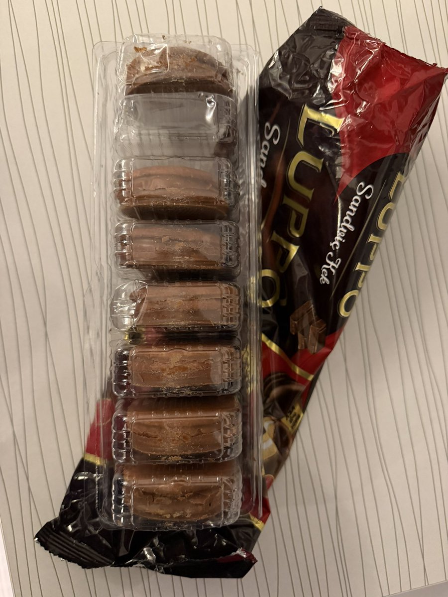 Fenomert's tweet photo. @SolenKurumsal boyuttan çaldınız, gramdan çaldınız da ekonomik koşullar deyip anlayışla karşıladık. İçinden bir tane koca keki çalmak, içine hiç koymamak nedir???? https://t.co/R5Im7GRTfR