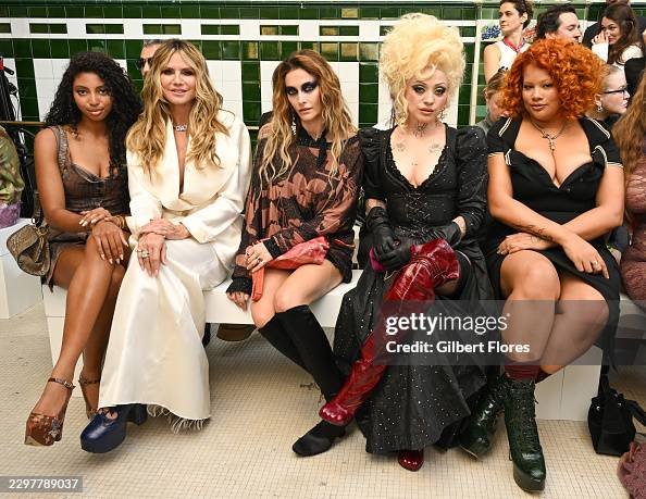 LaferteCharts's tweet photo. Mon Laferte junto a Paris Jackson en el desfile de Vivienne Westwood durante la Paris Fashion Week 2027. https://t.co/1UxHaxBUZG