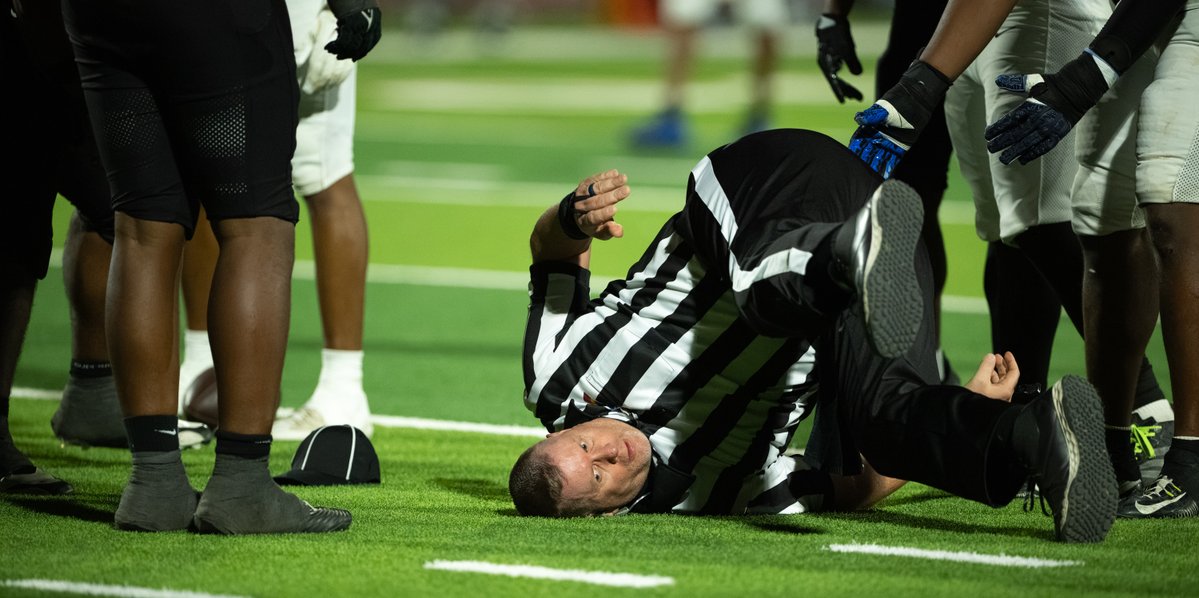 yesanothertweet's tweet photo. A last  frame from last night's game between
@CVjagsfootball
visiting
@DEdgeFootball
. There was so much defense that I am pretty sure this referee got credited with an incredible defensive tackle. #azpreps #azprepfootball #highschoolfootball
@JUSTCHILLY
@gridironarizona https://t.co/ajlzjqTb0s