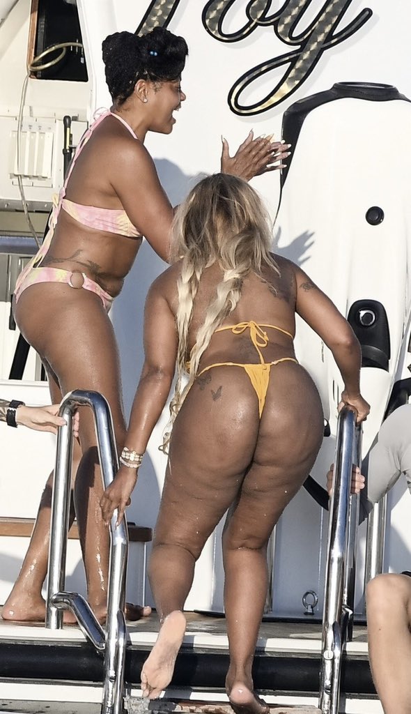 Swaggzeez1's tweet photo. Taraji P. Henson and  Mary J. Blige 👀 https://t.co/vUjHRTMiWc