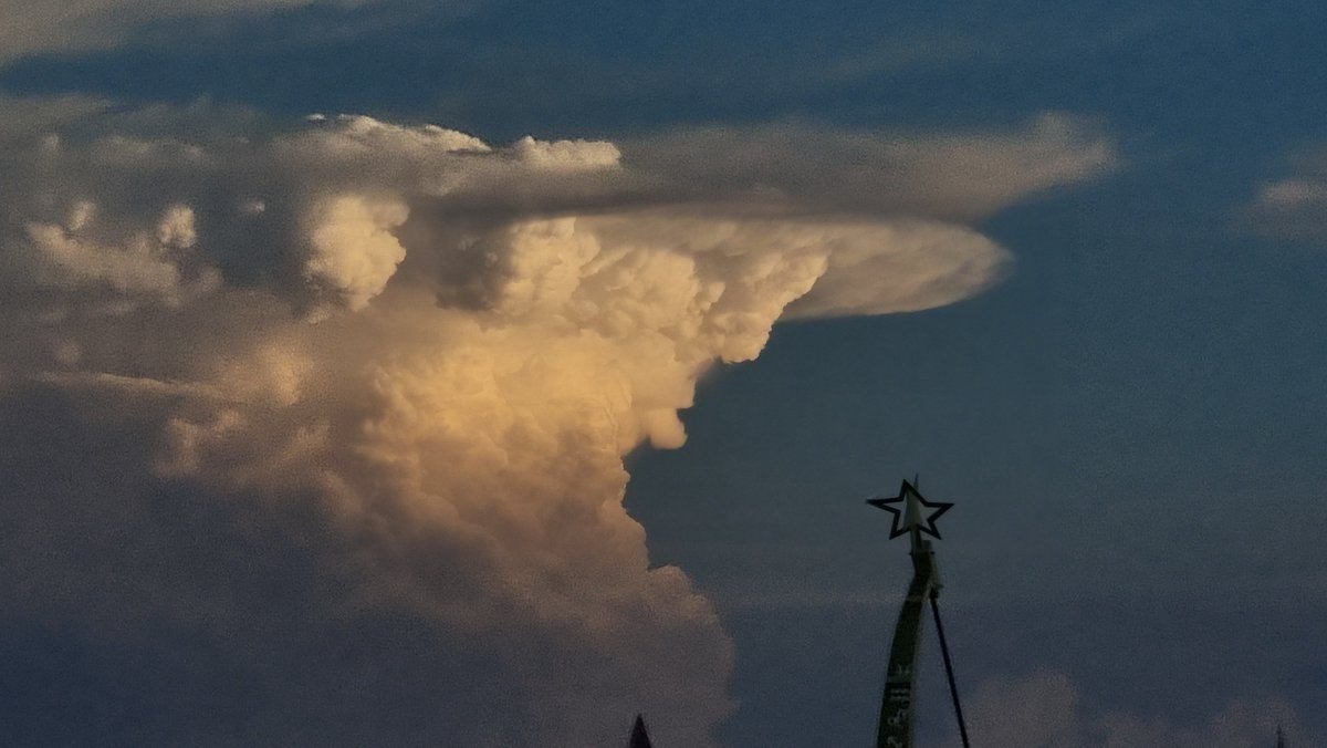 LeoAstronomada's tweet photo. Impresionantes paisajes de #nubes
🌥 
En @AstroHita siempre mirando al cielo incluso de día #meteo #lluvias https://t.co/nc4iPJQ9Jk