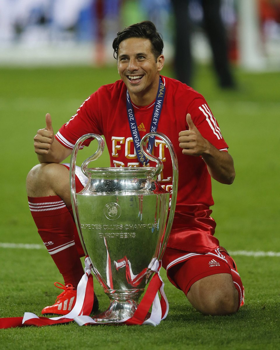 FCBayernES's tweet photo. ¡Una auténtica leyenda goleadora celebra su cumpleaños 4️⃣8️⃣! ⚽🎂

Con su olfato goleador, su técnica y momentos inolvidables, Claudio Pizarro se ganó el corazón de nuestra afición. 🔴⚪️

¡Feliz cumpleaños, @pizarrinha! 🥳🙌 https://t.co/tY35cvmvsA