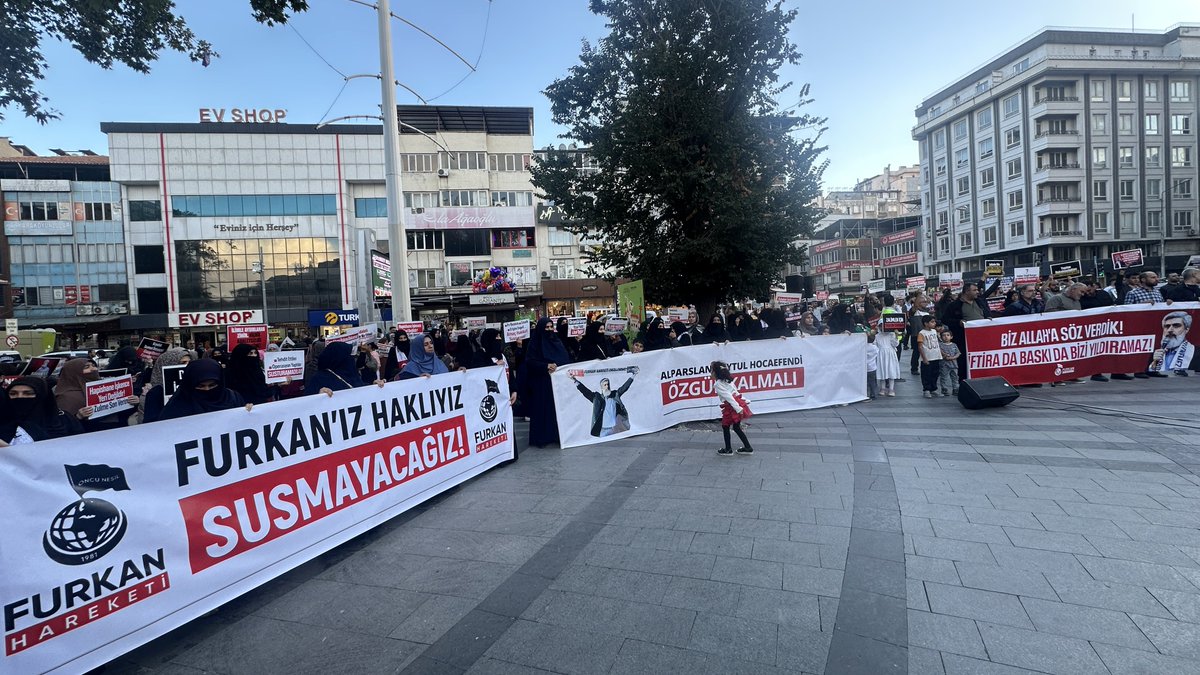 TufanAcoglu09's tweet photo. Alparslan Kuytul Hocaefendi'nin talebeleri ve sevenleri haksız tutukluluklara karşı Gaziantep Balıklı Parkında basın açıklaması ve yürüyüş gerçekleştirdi.

AsılSuçlular Yargılanmıyor
AlparslanHocaya Ozgürlük
SemraHocaya Ozgürlük
ZulmeKarşı Meydanlardayız
Kardeşlerimizi SerbestBırakın https://t.co/FLz4b3BDmb