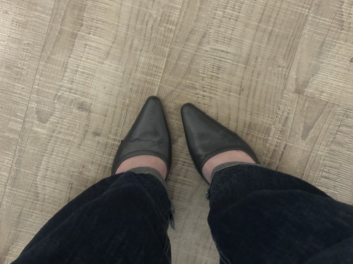 4nissad's tweet photo. ayyyy les souliers https://t.co/6JoxspNVdp