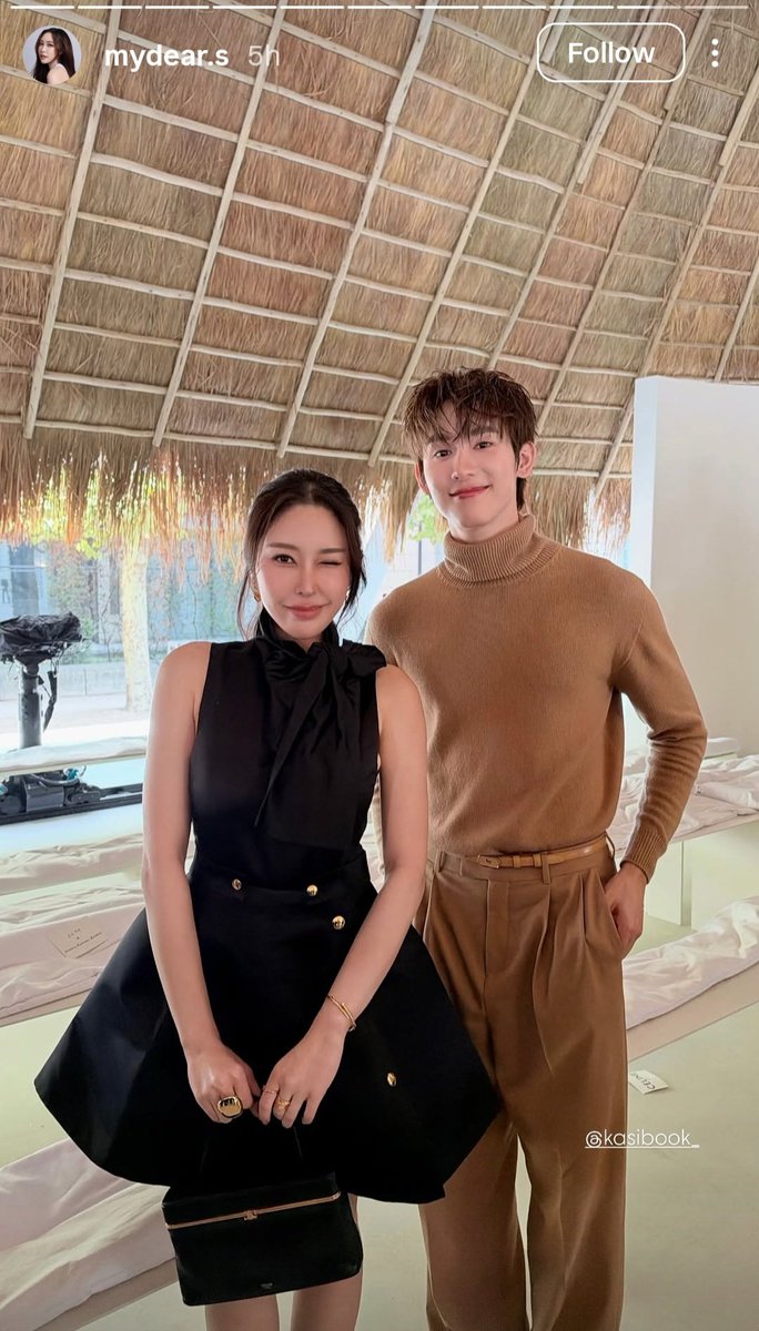 spillthe_t3a's tweet photo. คุณมายเดียร์ได้ไปร่วมชม Celine Ete 2027 และถ่ายรูปกับน้องบุ๊คด้วย 🖤🤎

BOOK X CELINE PFW27
#BookKasidet
#Celine #CelineEte2027
#MichaelRider #Kasibook https://t.co/5I3Xha2UwZ