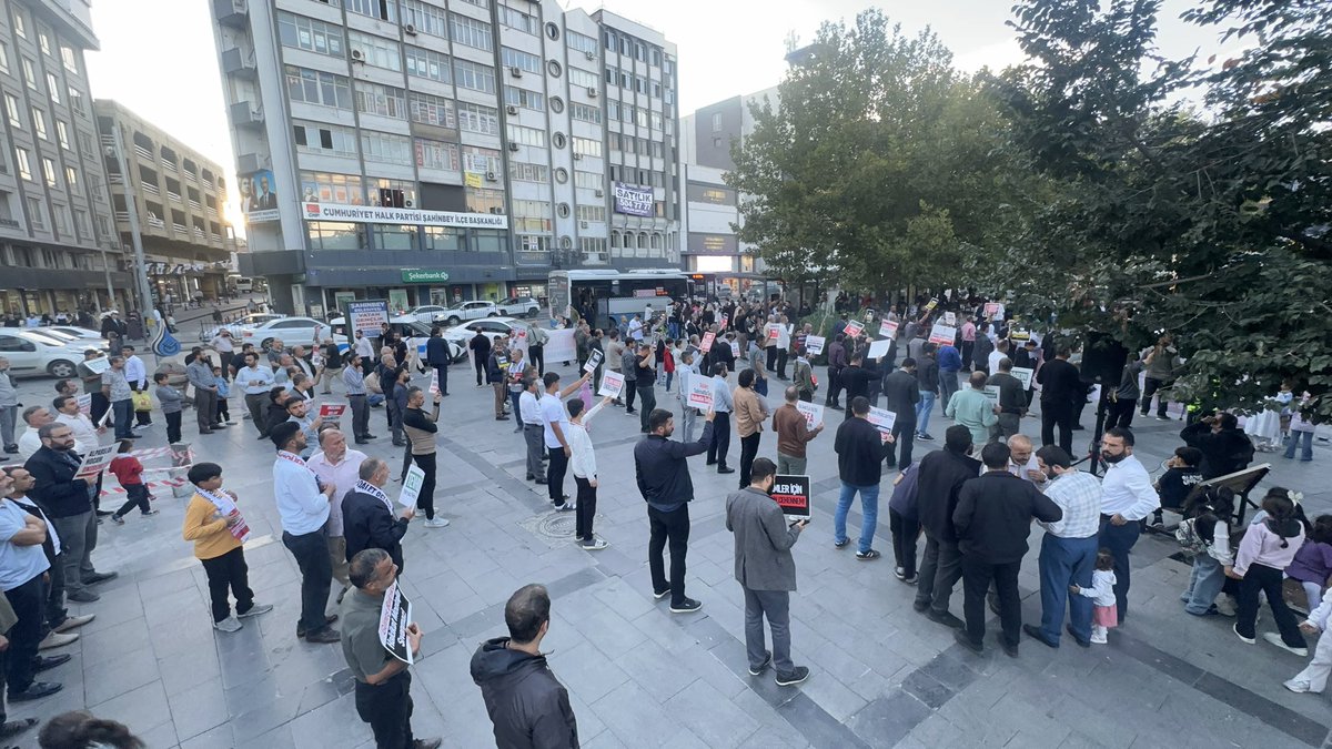 frknhrkti's tweet photo. Hocamız ve Kardeşlerimizi Serbest Bırakın! 

📍Gaziantep 

AsılSuçlular Yargılanmıyor
AlparslanHocaya Ozgürlük
SemraHocaya Ozgürlük
ZulmeKarşı Meydanlardayız
Kardeşlerimizi SerbestBırakın https://t.co/cV1vUU19G1