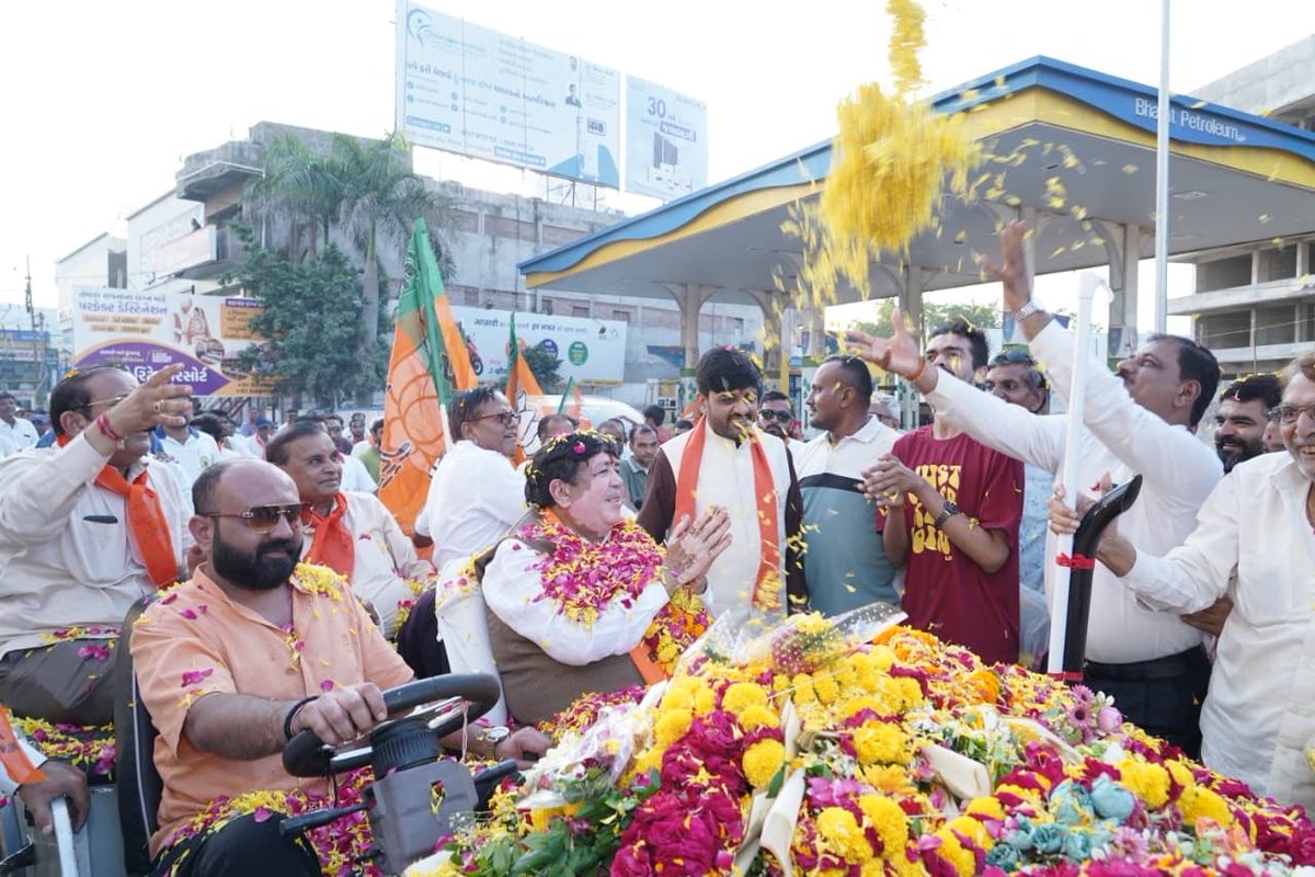 Dileep_Sanghani's tweet photo. ICA ग्लोबल बोर्ड में निदेशक निर्वाचित होने के पश्चात प्रथम अमरेली आगमन पर जिला भाजपा एवं सहकार परिवार, अमरेली द्वारा बाइक रैली आयोजित कर आत्मीय स्वागत किया गया। इस अवसर पर भारी संख्या में लोगों ने उपस्थित रहकर अपना स्नेह और उत्साह व्यक्त किया।

इस स्नेहपूर्ण अभिवादन के लिए सभी भाजपा कार्यकर्ताओं, सहकारी साथियों एवं अमरेलीवासियों का हृदय से आभार। आप सभी का स्नेह और विश्वास जनसेवा एवं सहकारिता के प्रति मेरे संकल्प को और दृढ़ करता है।
@icacoop