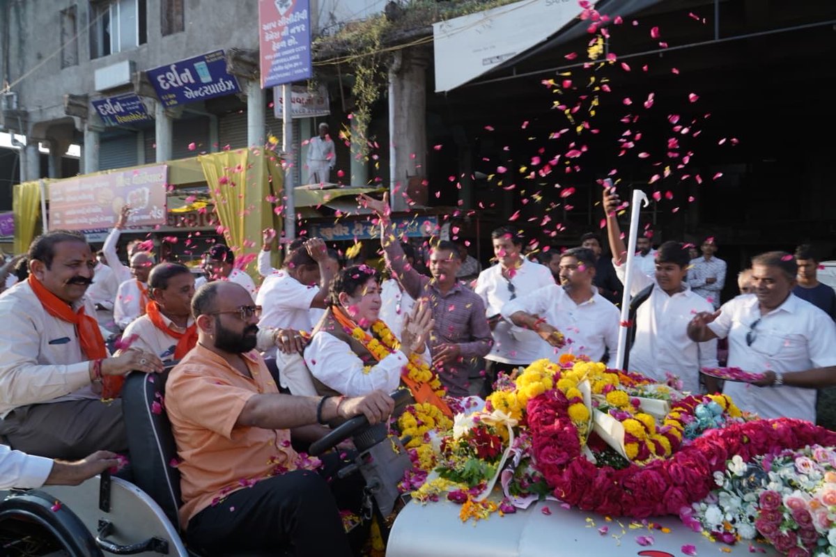 Dileep_Sanghani's tweet photo. ICA ग्लोबल बोर्ड में निदेशक निर्वाचित होने के पश्चात प्रथम अमरेली आगमन पर जिला भाजपा एवं सहकार परिवार, अमरेली द्वारा बाइक रैली आयोजित कर आत्मीय स्वागत किया गया। इस अवसर पर भारी संख्या में लोगों ने उपस्थित रहकर अपना स्नेह और उत्साह व्यक्त किया।

इस स्नेहपूर्ण अभिवादन के लिए सभी भाजपा कार्यकर्ताओं, सहकारी साथियों एवं अमरेलीवासियों का हृदय से आभार। आप सभी का स्नेह और विश्वास जनसेवा एवं सहकारिता के प्रति मेरे संकल्प को और दृढ़ करता है।
@icacoop