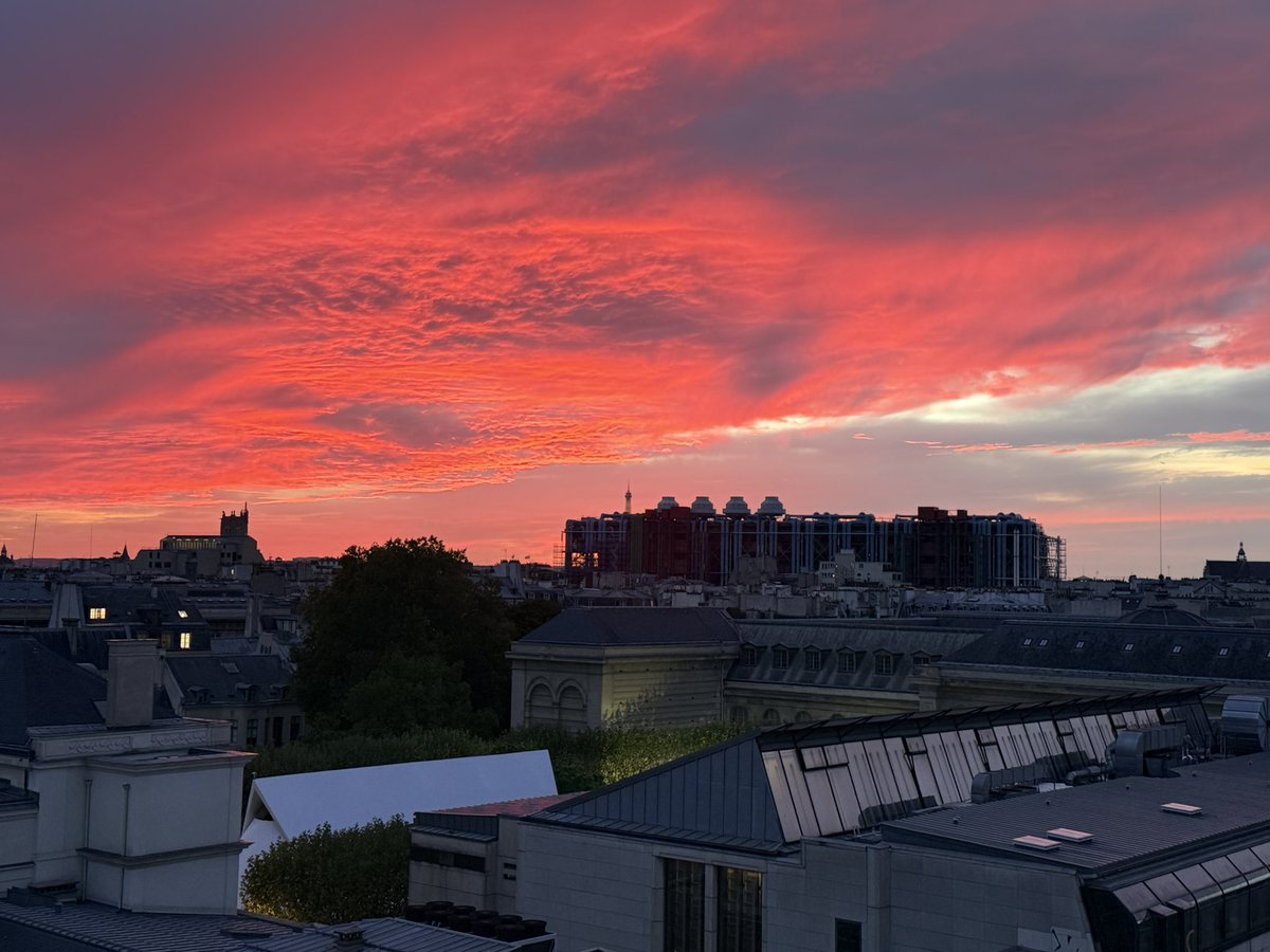 FanchonNorbert's tweet photo. Paris en feu 🔥
#AuTop @Paris https://t.co/tWIhB8uoIz
