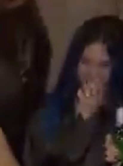 melisaperezl's tweet photo. Adanın bakışlarını sizde farkettiniz mi? Kızı seviyordum ama bu videodan sonra tamamen düşüncelerim değişti. lise zorbası gibi gülüp arkasını dönüyor hayırdır hemcinsinin dans etmesi mi battı?

Mantra global olup koreyi fethettiğinde aynı lansmanlarda olamayacaksınız bebeğim https://t.co/HCGIAdlwJT